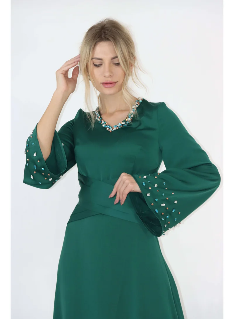 توترندس فستان ماكسي اخضر مزين بكرستالات